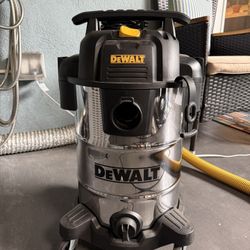 Dewalt 8 gallon Wet/Dry Vac