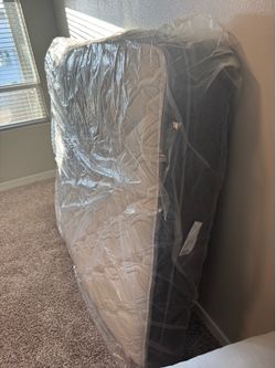 Brooklyn Bedding Queen Mattress – Like New – Always Protected