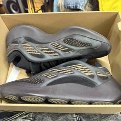 Adidas Yeezy 700 V3 "Clay Brown" sneaker Size 11 Men’s Rare