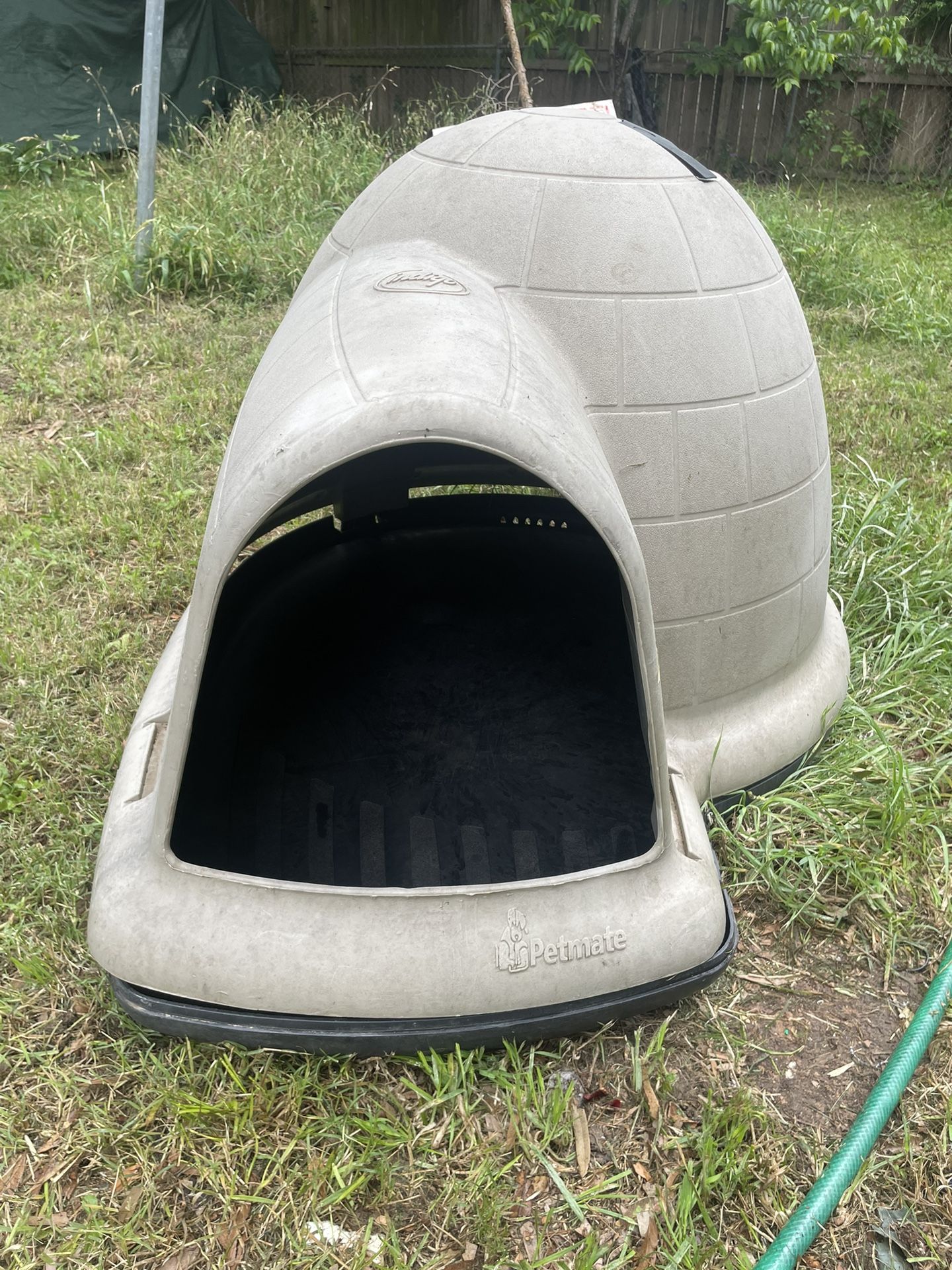 Petmate Indigo Igloo-Style Dog House