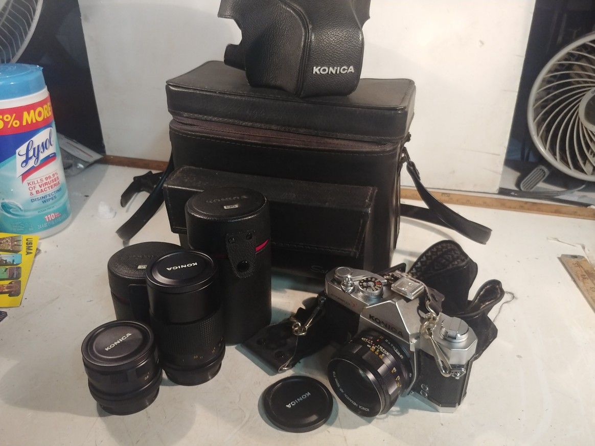 Vintage Konica Autoreflex T SLR 35mm Camera kit 3 lenses, cases like new