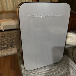 6 pack mini fridge $25