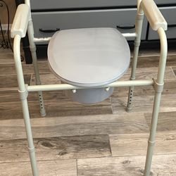 Medical commode