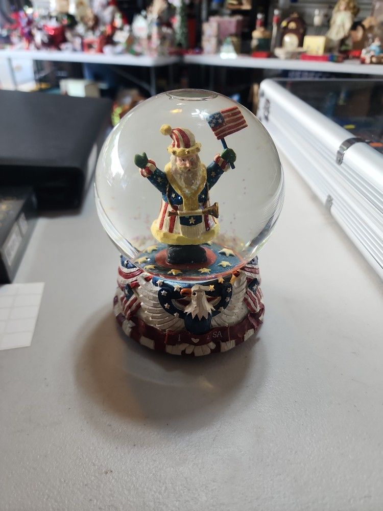 Patriotic Santa Musical Snow Globe 6" Excellent Condition