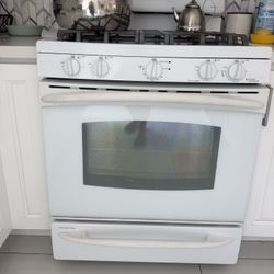 GE profile 30 inch gas range . Very Good Condition 
