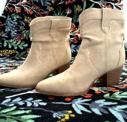 Size 8 Tan Women's Booties