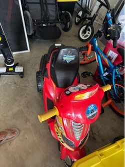 Disney Pixar Cars Lightning McQueen Kids Ride-On Motorcycle