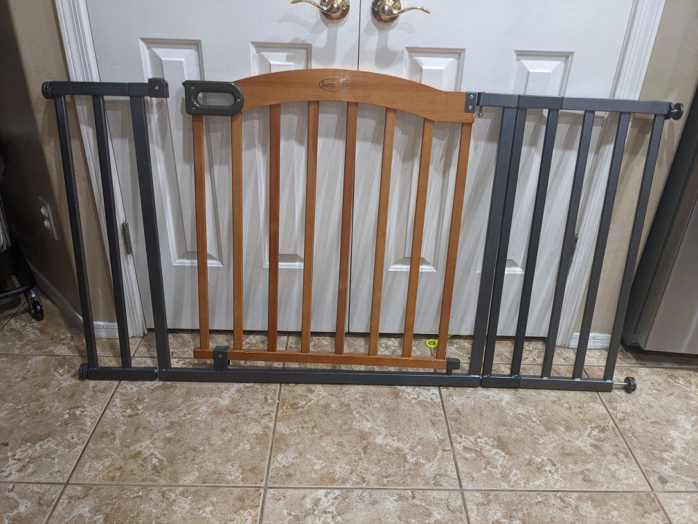 Summer Infant Wood and Metal Expandable Decorative Gate Fence