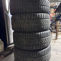 Pirelli Sottozero 3 Winter Tires 235/35/19