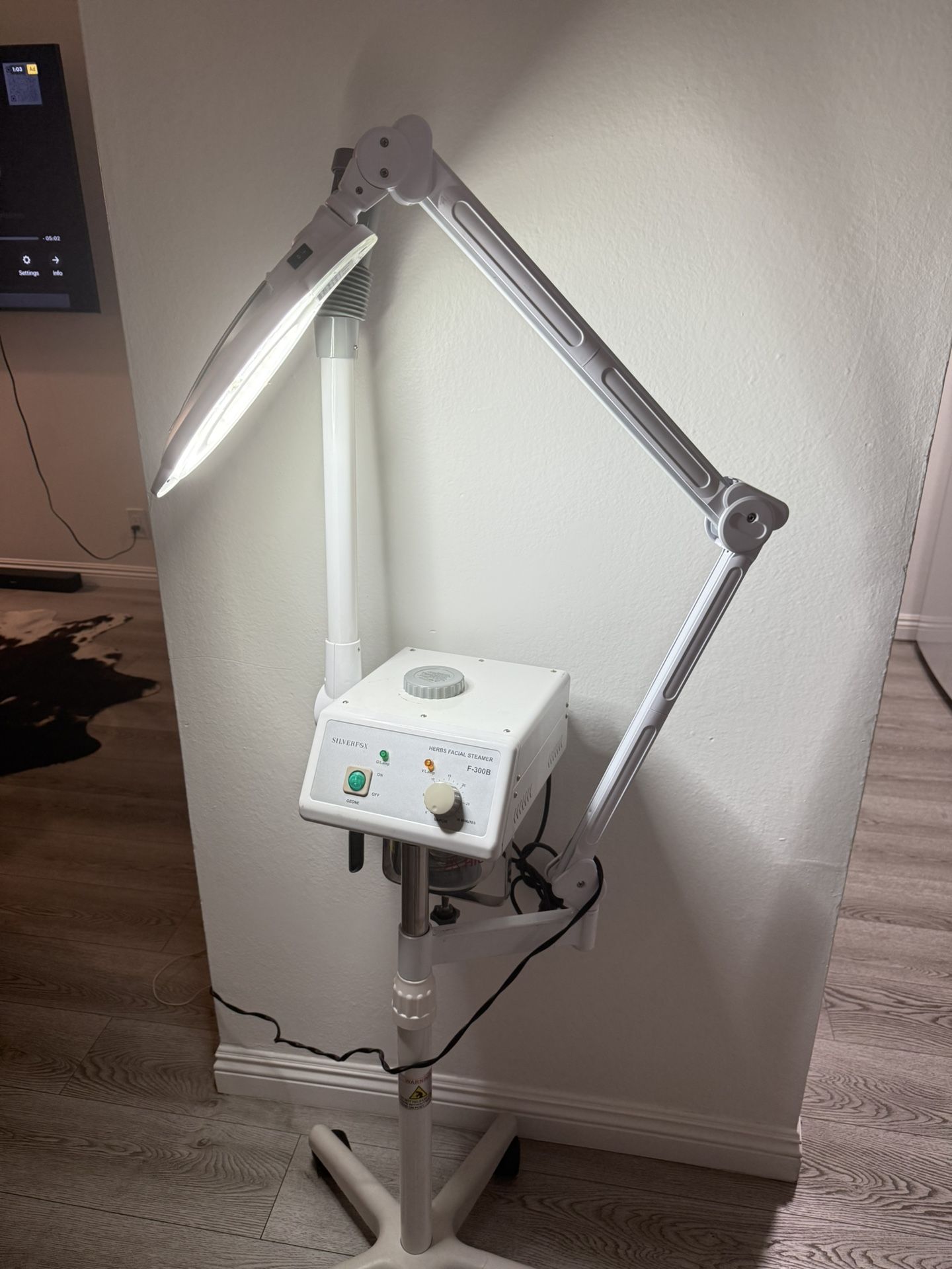 Facial Steamer w. Mag Lamp