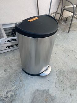 Excellent condition, 13 gallons size trash can