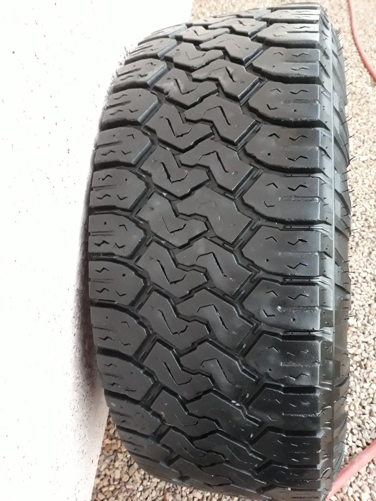 Vendo 1 una llanta con rim solo una 35x12.50x18 los dos por $ 100