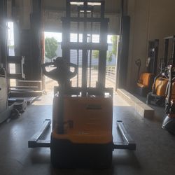 Electric Forklift Straddle Leg 98” Height 3,300 Lb Cap