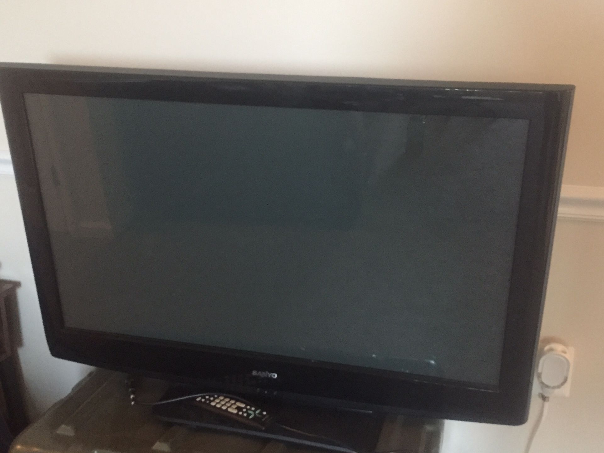 Sanyo 32” TV for sale. Has remote and power cable.