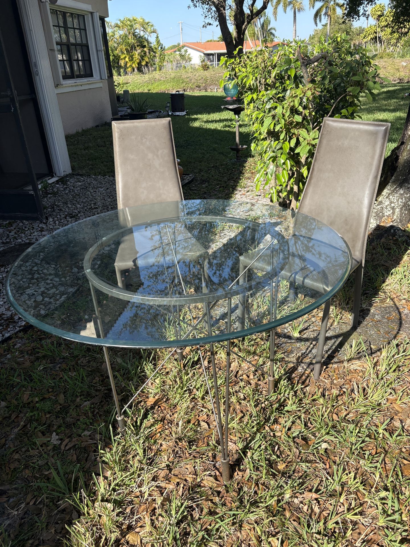 Bistro set. Glass table. Leather chairs!