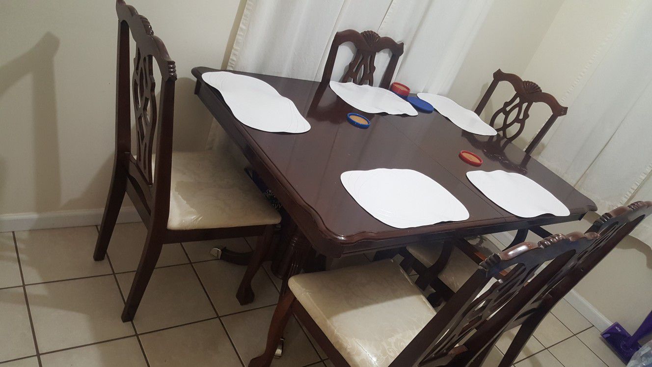 {MOVING SALE} Kitchen table & Bump bed