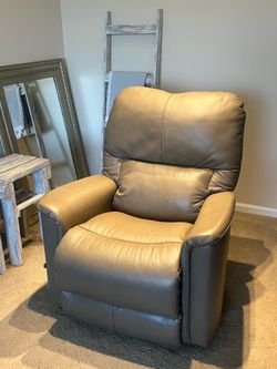 La-Z-Boy Full Recliner Chair – Super Comfortable!
