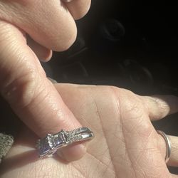 size 4-5, Silver, 3 diamonds
