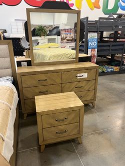 Six piece king or queen Bedroom Set