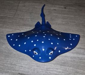 Disney's Pixar Mr. Ray Stingray Finding Nemo carry case with wheels