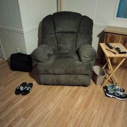Recliner Like New Great Price $100