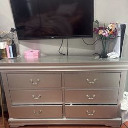  silver dresser 6 pc drawers 