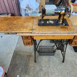 SINGER Antique Sewing Machine