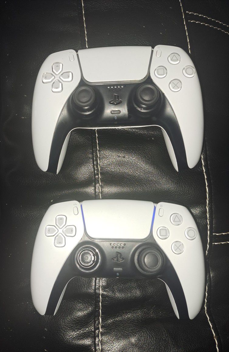 2 PS5 CONTROLLERS 