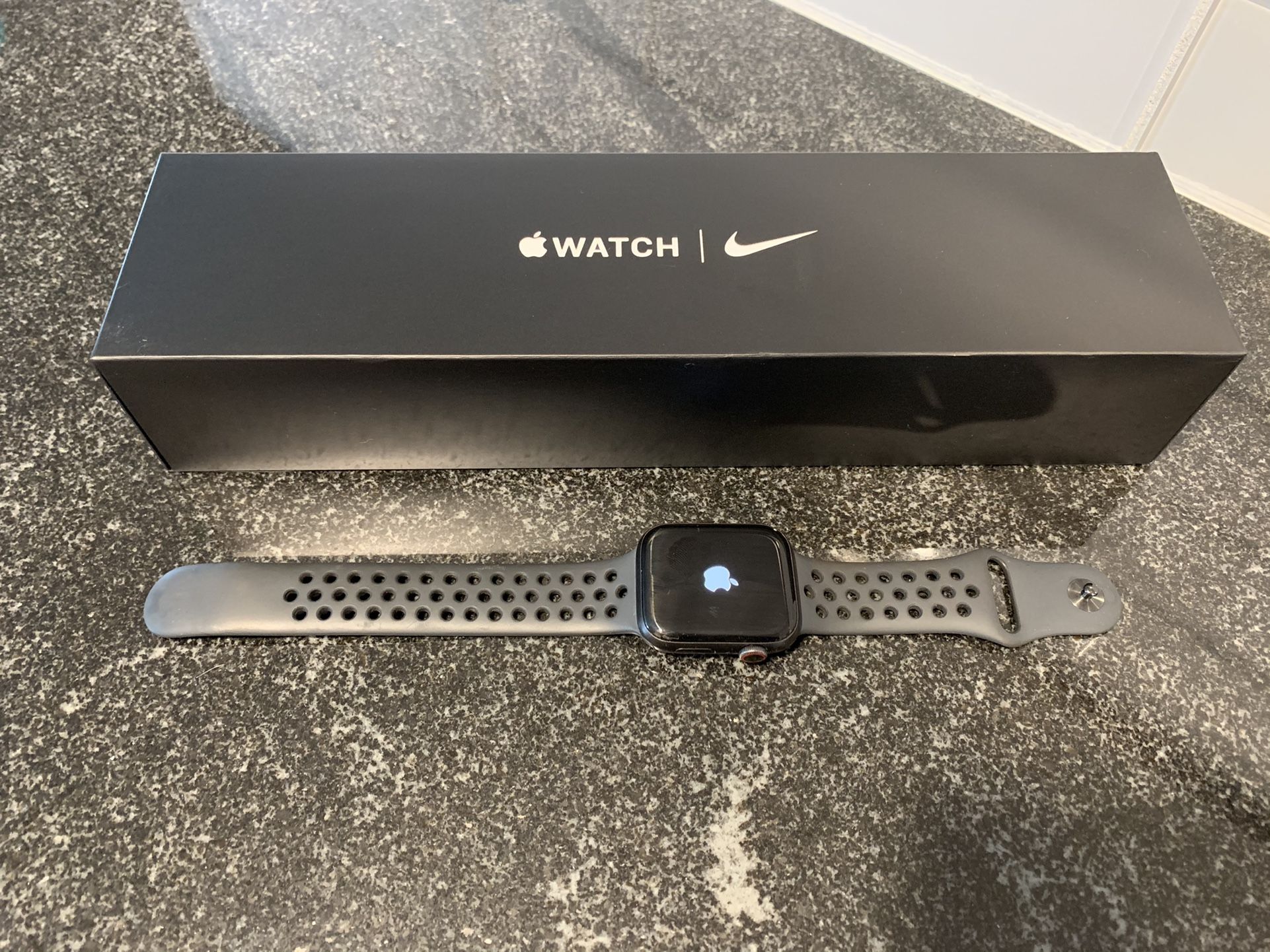 Nike Apple Watch, Series 5, 44MM (GPS + Cellular)