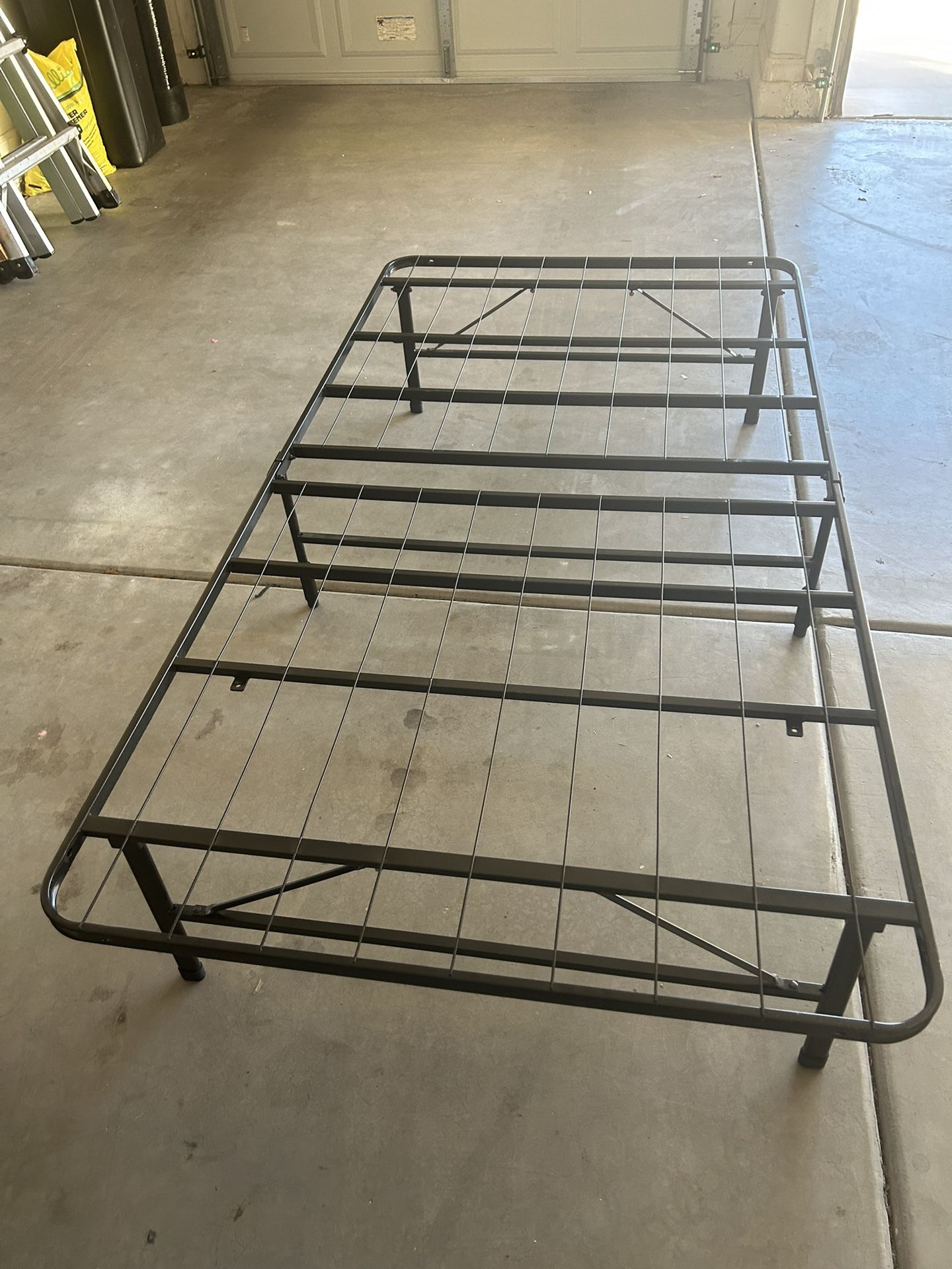 Foldable twin bed frame