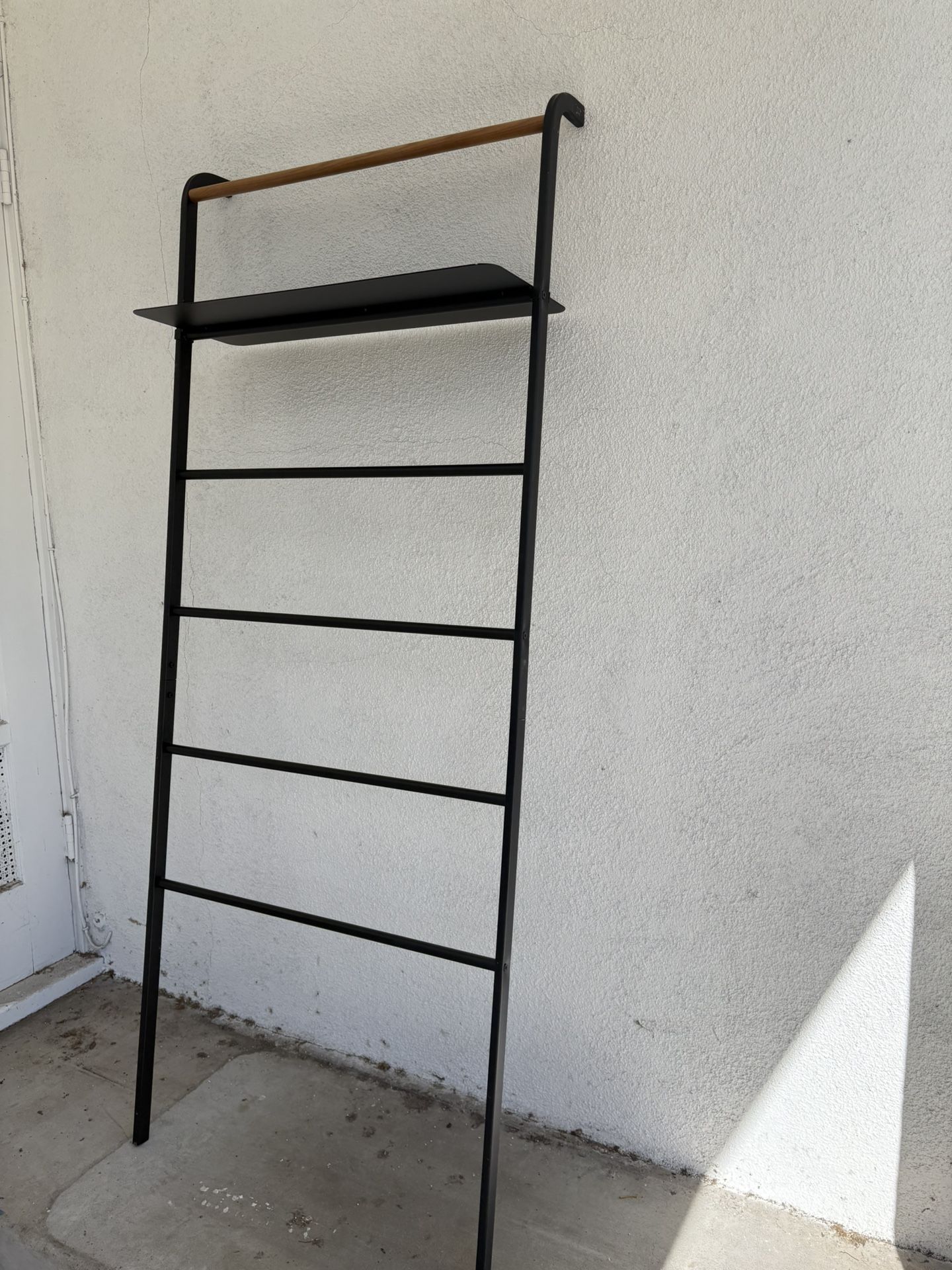 Leaning Ladder With Shelf