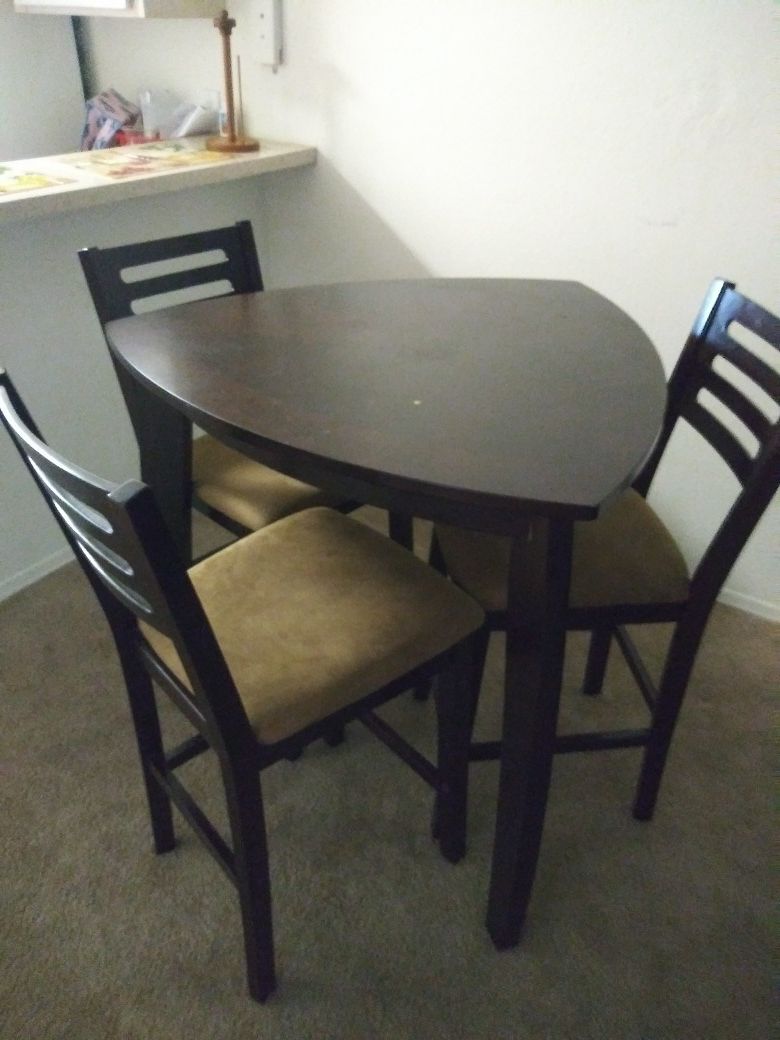 Dining/kitchen Table and 3 chairs