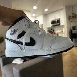 Jordan 1 Mid Panda Sz 5.5