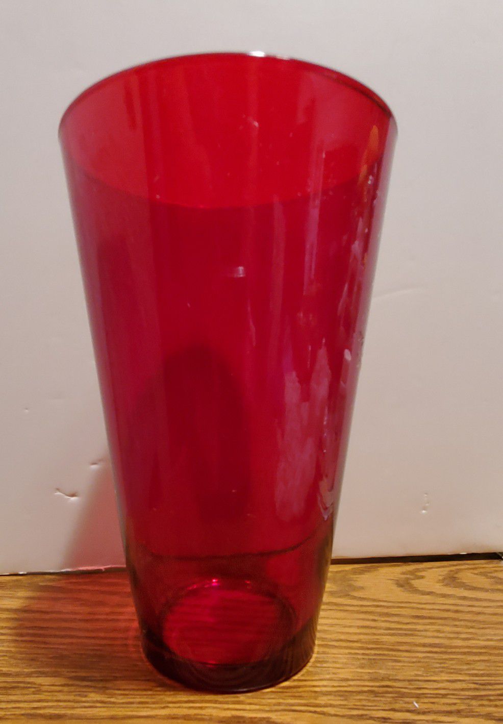 RED GLASS FLOWER VASE 9 " INCHES TALL PRE-OWNED A SMALL TEDDY BEAR BONUS