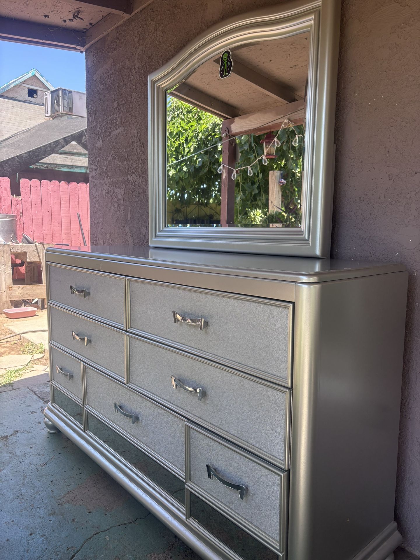 Dresser With Mirror