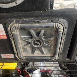 12 Inch LR7 KICKER SOLOBARICK AND 5000 WATT SOUNDSTREAM AMP