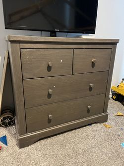 Delta Kids Paloma Changing Table/dresser 