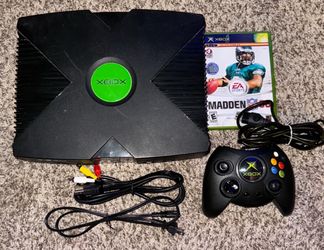 ORIGINAL XBOX CONSOLE WITH VIDEO GAME & CONTROLLER