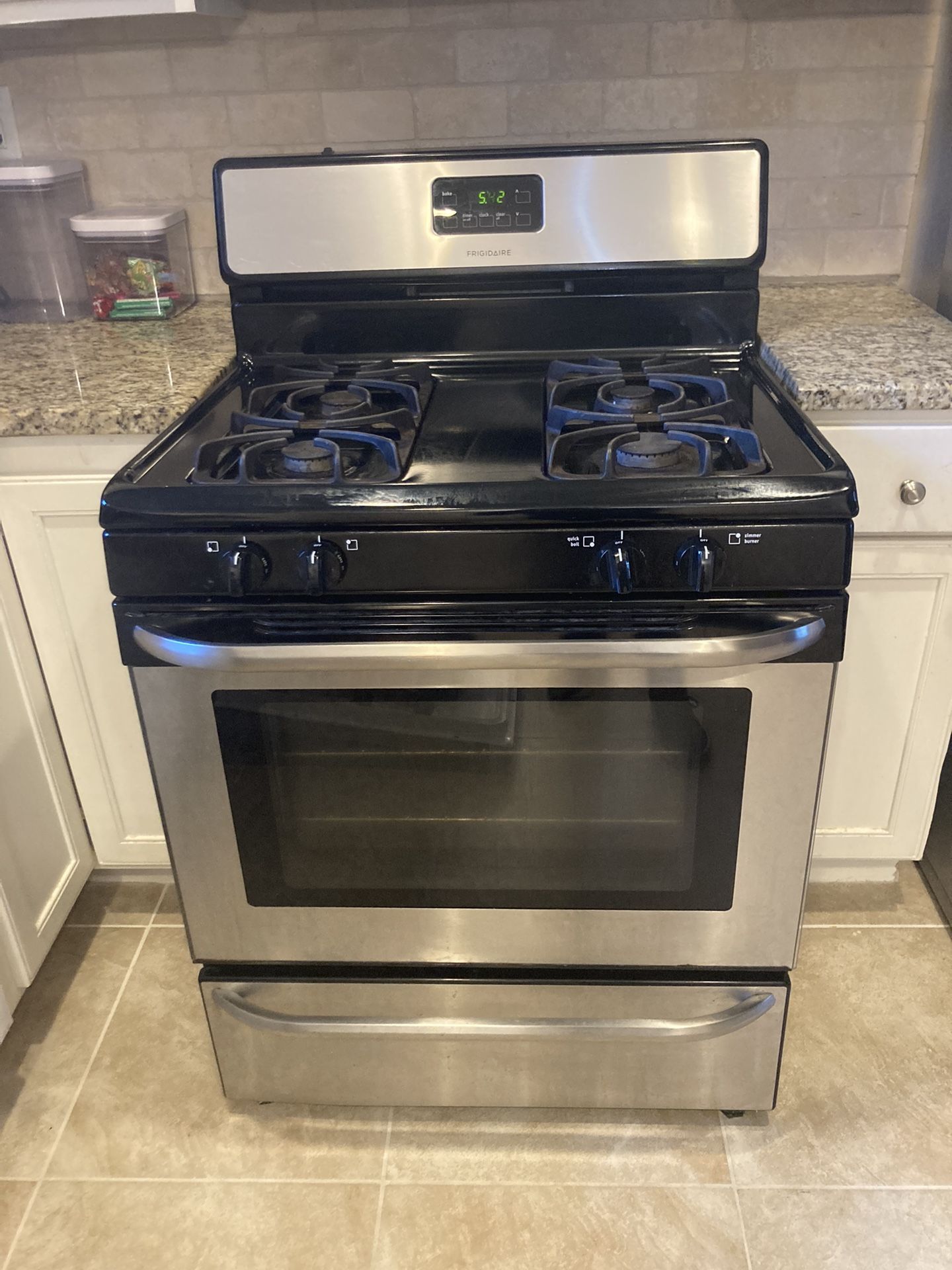 Frigidaire Gas Range/ Stove/ Oven