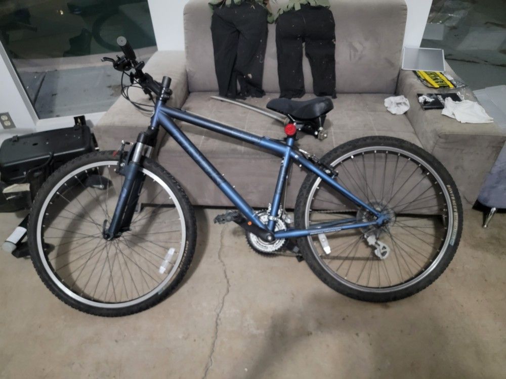 TREK 820 MOUNTAIN BIKE