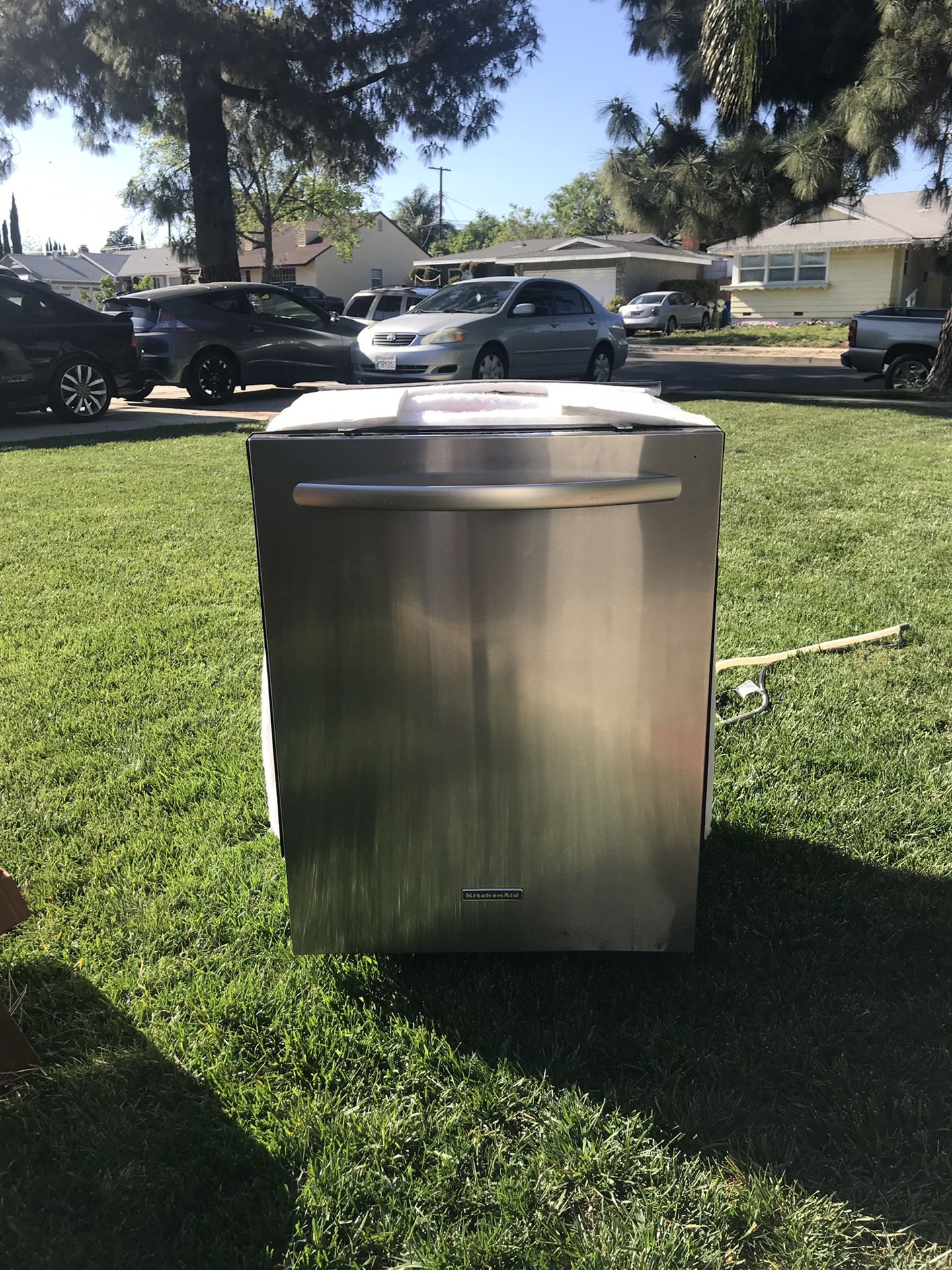 Dish Washer - ( Kitchen Aid ) like new, has a little scratch on handle and it wear and tear...measurements- 24 x 34 (10 months old)