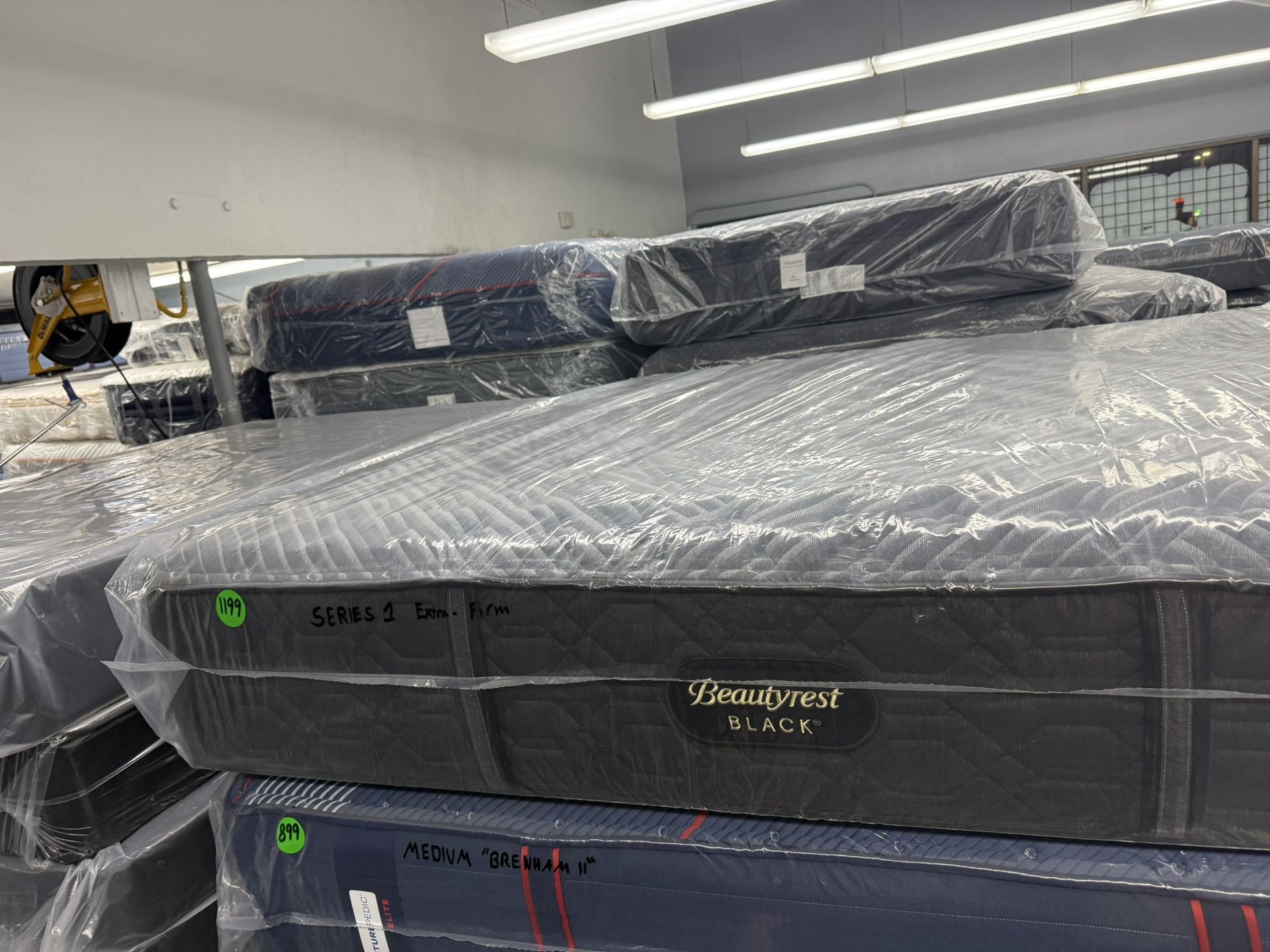 KING SIZE SIMMONS BEAUTYREST BLACK SERIES 1 (EXTRA-FIRM) MATTRESS & BOX SPRINGS BED SET