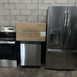 BEAUTIFUL GE STAINLESS STEEL KITCHEN APPLIANCE SET LIKE NEW  CONDITIONS 