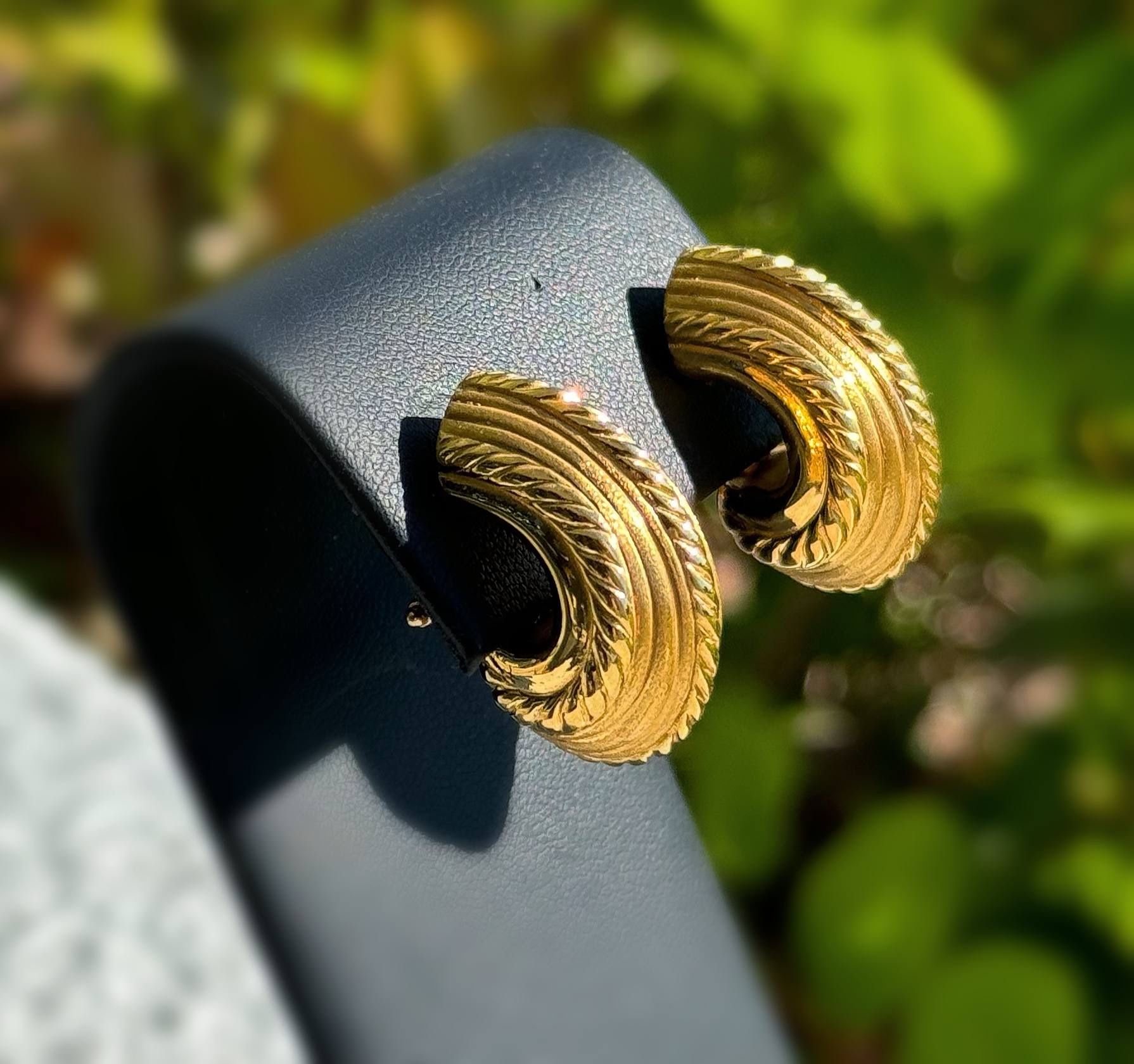 Jewelry 18k hollow yellow gold puffed shell stud clip on earrings