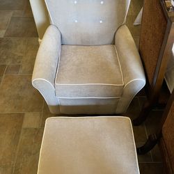 Excellent Condition Glider Chair and Ottoman for Nursery