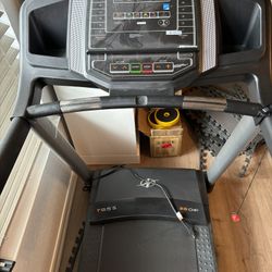Treadmill in Excellent Condition – Works Perfectly 
