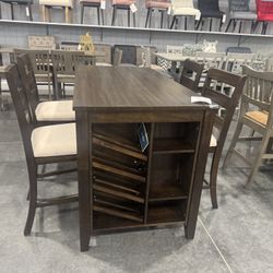 5 Piece dining room set / Includes: Pub table and 4 pub table 