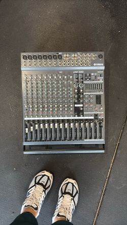 Yamaha EMX5000 Powered Mixer – Great Condition