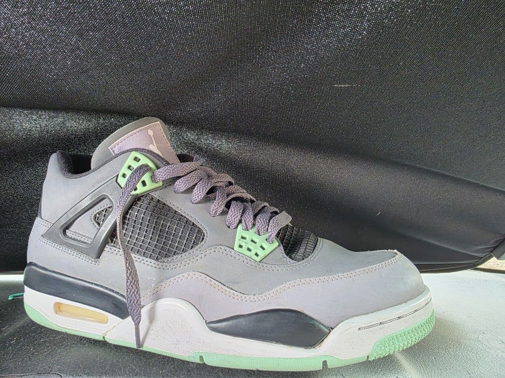 Jordan Retro 4 Green Glow Size 11 Basketball
