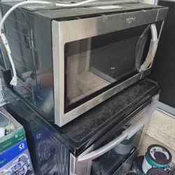 Microwave And Stove Pair